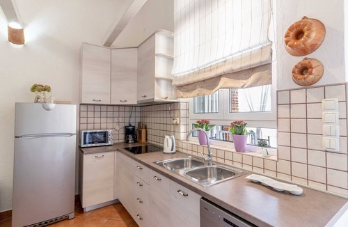 Banjol Apartment | Two bedroom apartment with terrace Banjol, Rab (A-19804-a)