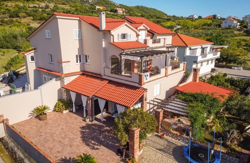 Banjol Apartment | Two bedroom apartment with terrace Banjol, Rab (A-19804-a)