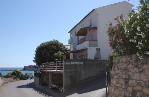 Banjol Apartment | Two bedroom apartment with terrace and sea view Banjol, Rab (A-4952-a)