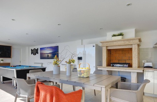 Pula Villa | Vast Villa Sanctuary for 14 with Pool and Jacuzzi, Close to Beaches