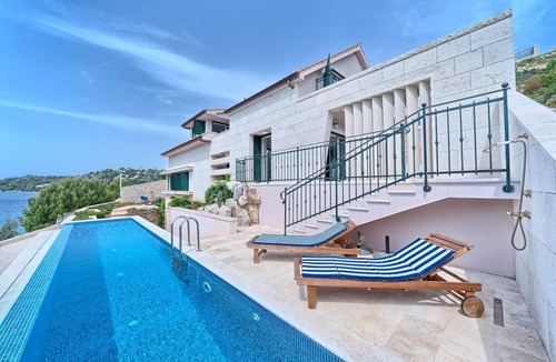 Cove Makarac (Milna) Villa | Villa Allure - luxury beachfront villa with 5 bedrooms and a private pool
