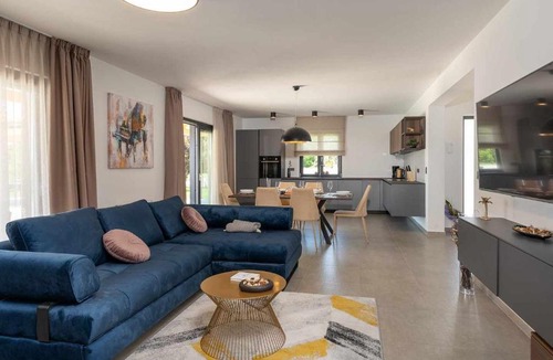 Tinjan House | Villa Joze
