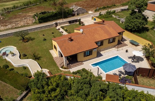 Galizana Villa | Villa Karin - Villa with private pool and spacious garden in Galižana, Istra