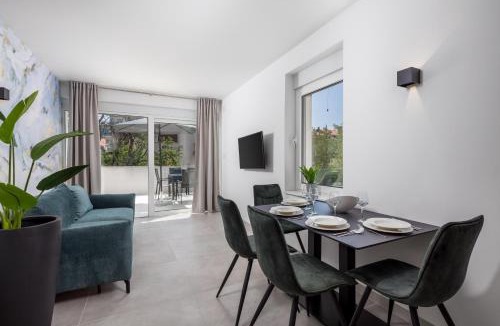 Selce Apartment | VILLA MAR - LUXURY APARTMENTS with pool and Deluxe apartment with hot tub in Selce, 20 meters from the beach