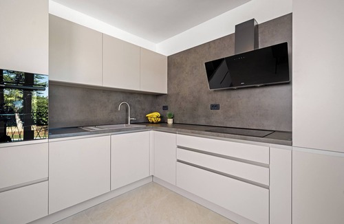 Kapelica House | Villa MI, close to beaches, summer kitchen, pool, large fenced garden
