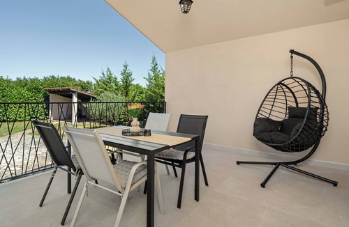 Kapelica House | Villa MI, close to beaches, summer kitchen, pool, large fenced garden