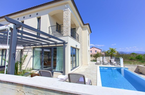 Garica Villa | Villa Wisteria with Pool