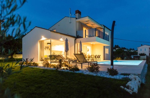 Markovac Villa | Villa with pool, 6 persons, barbecue, parking in the yard, panoramic sea view