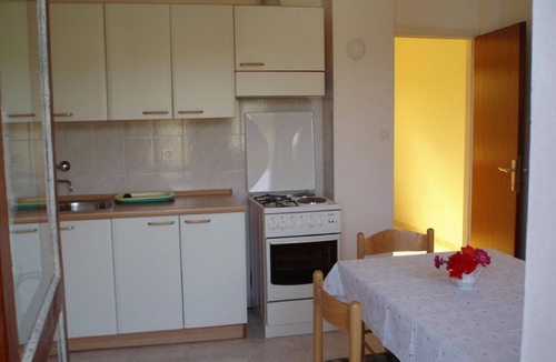 Brbinj Apartment | Wohnung mit zwei Schlafzimmern, direkt am Meer by Interhome