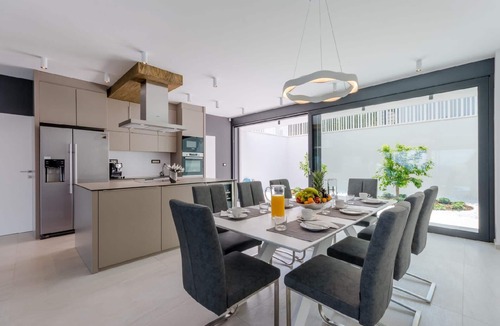 Sutivan House | Wonderful House in Sutivan with Private Parking and Direct View