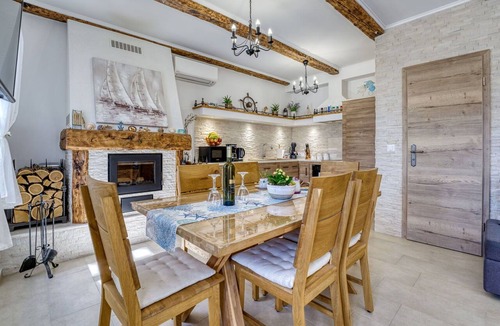 Smrika House | Wonderful private villa for 4 guests with WIFI, A/C, TV, terrace and pets allowed