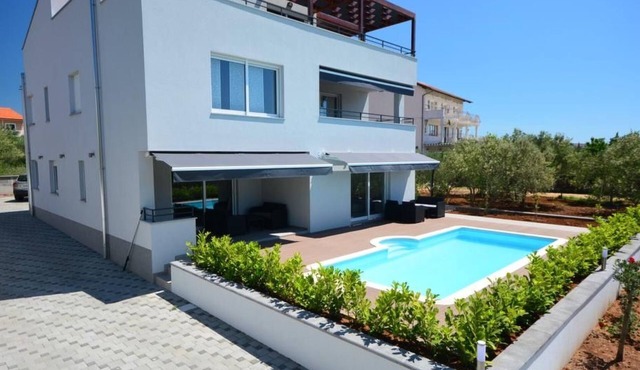1 mit Schwimmbad und Garten by Interhome
