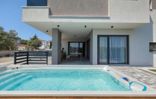 3 Bedroom Awesome Home In Stinjan