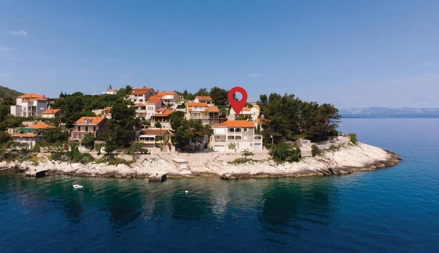 3 bedroom beach front apartment in Prigradica