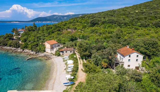 3 bedroom beach front apartment in Cres