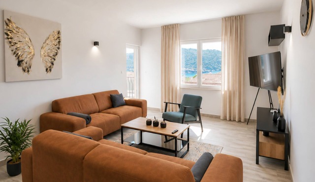 3-bedroom Sea View Home with Private Parking