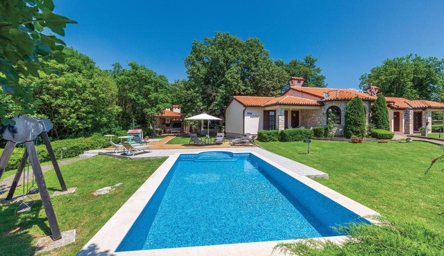 Amazing home in Belavici with sauna