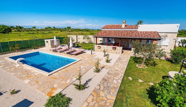 Amazing home in Donji Zemunik