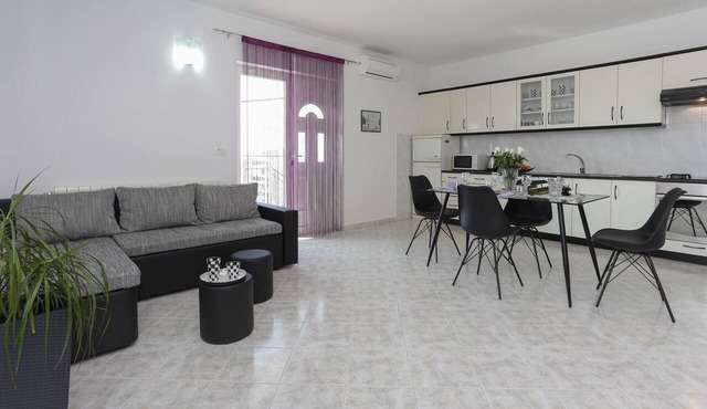 Apartment in Kaštel Gomilica near the Sea