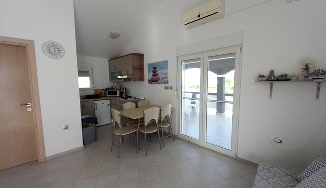 Apartment With a Pool, Mountainview, Near the Sea!