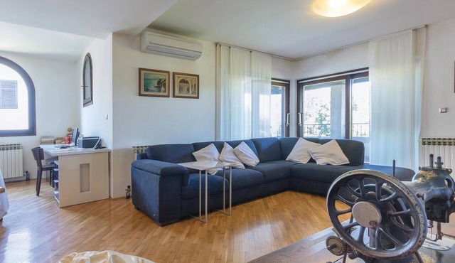 Awesome apartment in Pula with WiFi