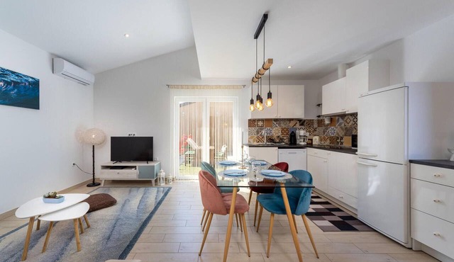 Awesome apartment in Smrika with WiFi