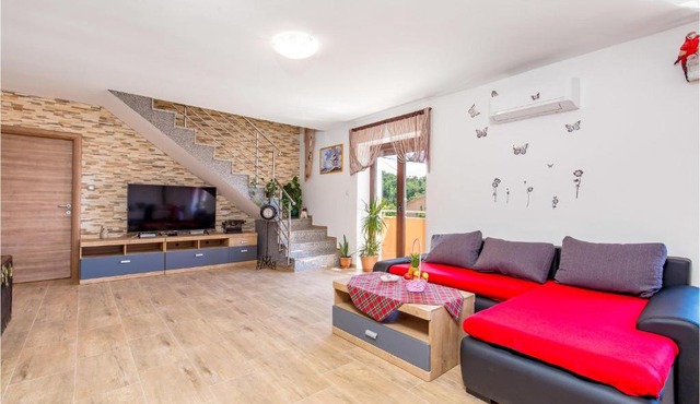 Awesome Apartment In Viskovo With Wifi