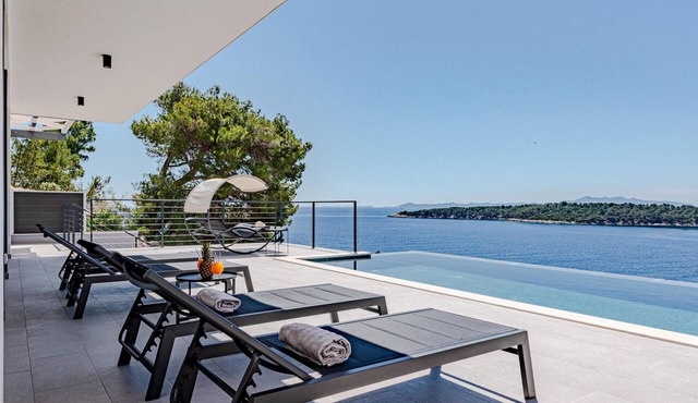 Awesome home in Blato