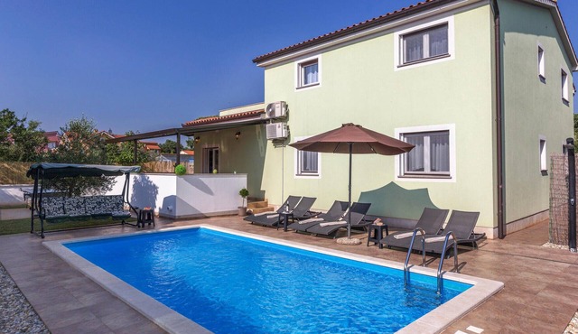 Awesome home in Fazana