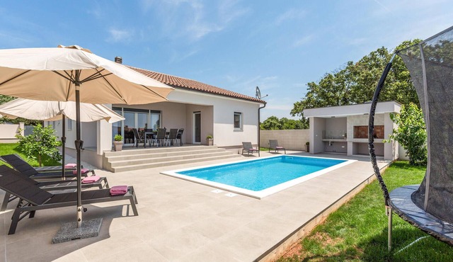 Awesome home in Galizana