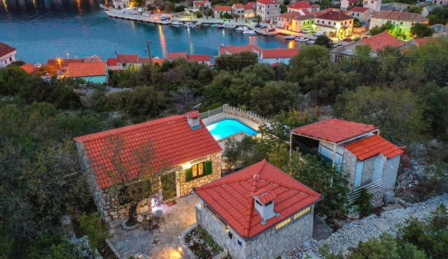 Awesome home in Drvenik Veliki
