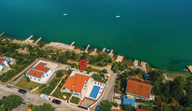 Awesome home in Klimno
