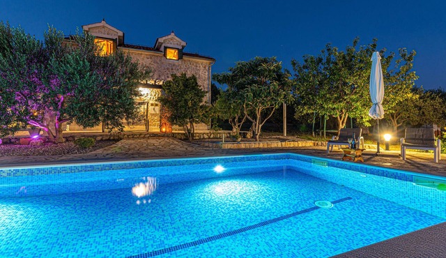 Awesome home in Lozovac