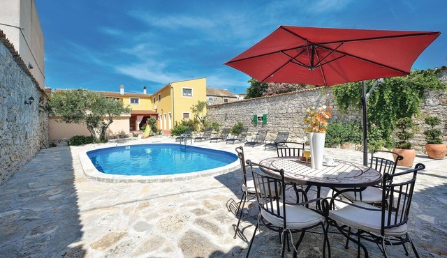 Awesome home in Pakostane