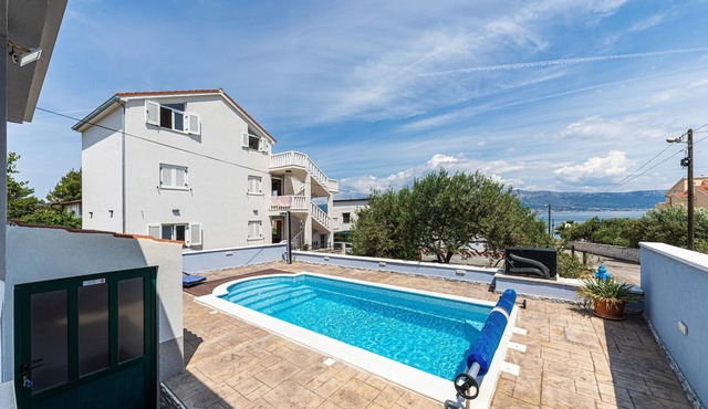 Awesome home in Slatine