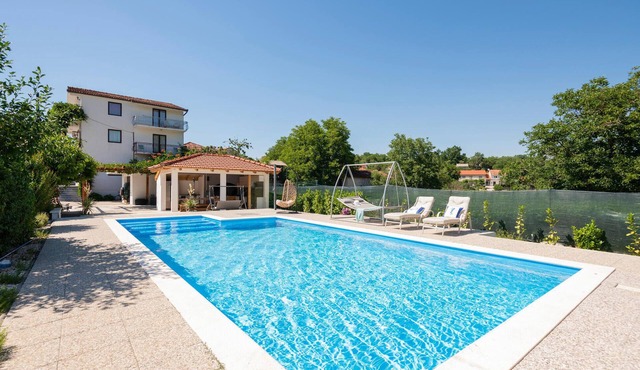 Awesome home in Zmijavci