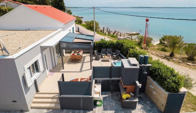 Beachfront Holiday Home in Kosljun