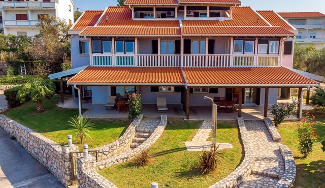 Beautiful apartment for 4 guests with WIFI, A/C, pool, TV, patio and pets allowed