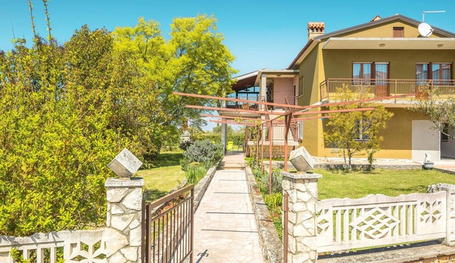 Beautiful apartment in Lovrecica with WiFi