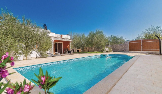 Beautiful home in Jezera