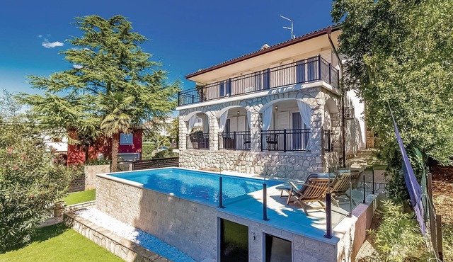 Beautiful home in Njivice