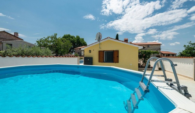 Beautiful home in Orihi with WiFi
