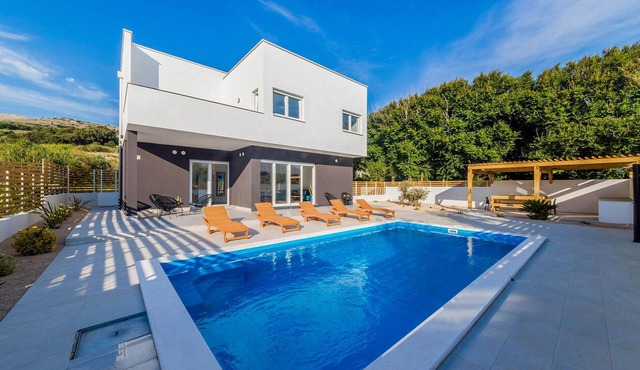 Beautiful home in Pag with WiFi