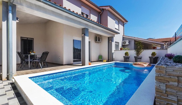 Beautiful home in Skatari