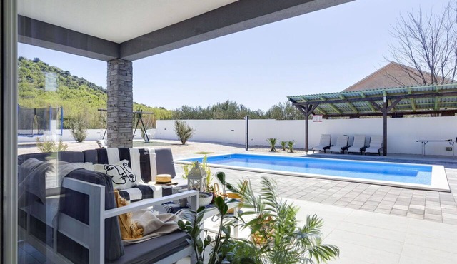 Beautiful private villa for 8 guests with A/C, private pool, WIFI, TV, patio and pets allowed