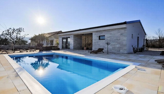 Beautiful private villa for 8 people with internet, A/C, private pool, TV and terrace