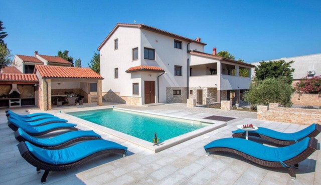 Beautiful private villa for 10 people with WIFI, private pool, A/C, TV and terrace