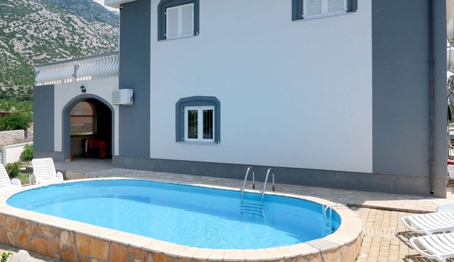 Beautiful private villa for 12 guests with WIFI, private pool, A/C, TV and terrace