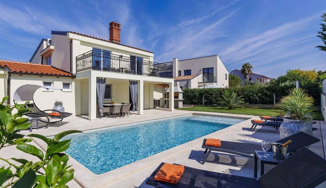 Beautiful private villa for 7 people with private pool, WIFI, A/C, TV and terrace