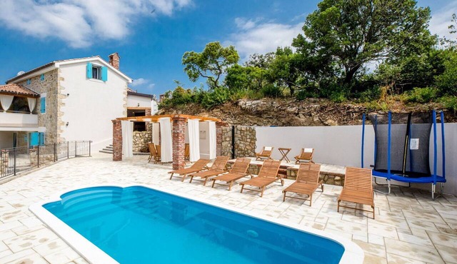 Beautiful private villa for 10 people with private pool, WIFI, A/C, TV and terrace